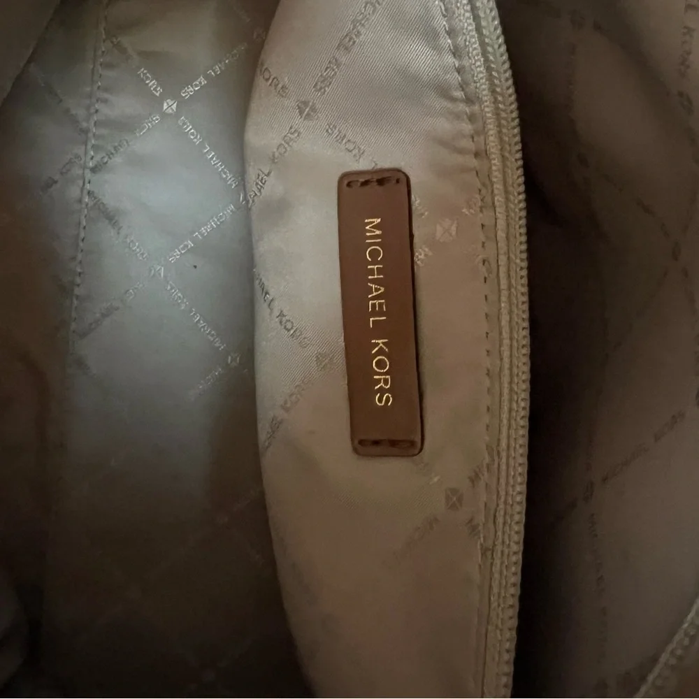 Michael Kors Bedford LG Duffle Satchel Bag in beige/ebony in excellent condition